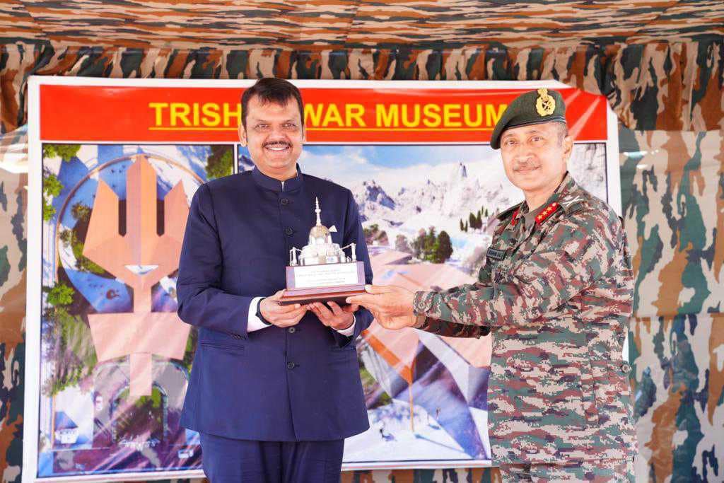 लेहमध्ये देवेंद्र फडणवीस